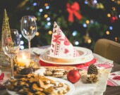 Français, anglais, les langues se mélangent autour des tables de Noël à travers le pays. Pour les Canadiens et les Canadiennes, les fêtes de fin d’année sont une occasion unique de passer du temps avec leurs proches. &mdash; PHOTO : picjumbo.com – Pexels