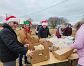 Les bénévoles du deuxième diner de Noël, Clare for the Holidays, en 2023; cette année, le groupe prévoit de servir 650 repas gratuits, ce 24 décembre.  &mdash; PHOTO : Clare Share Fridge Communautaire