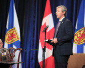 Le premier ministre Tim Houston prête le serment d'office sous le regard du lieutenant-gouverneur Arthur J. LeBlanc.  &mdash; PHOTO : Communications Nouvelle-Écosse