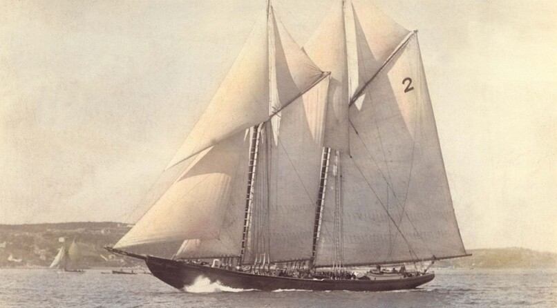 Le Bluenose I en 1921 au large d’Halifax (auteur W.R. MacAskill