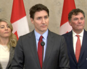 Mélanie Joly, Justin Trudeau et Dominic LeBlanc ont annoncé des contre-tarifs contre l’annonce des tarifs douaniers américains, samedi soir. &mdash; PHOTO : Capture d’écran – CPAC