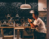 Trouver l’amour en français peut se révéler un véritable parcours du combattant en contexte minoritaire. Si certaines personne s’accrochent à la lutte, d’autres finissent par capituler. &mdash; PHOTO : Edward Howell – Unsplash