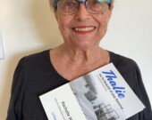 Rachelle Watts avec son livre, Thalie ou la beauté d’une femme… et autres histoires.  &mdash; PHOTO : De gracieuseté - Rachelle Watts