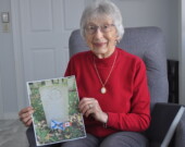 Simone est fière de montrer la photo de la tombe de son oncle, Ambroise Comeau, aux Pays-Bas. &mdash; Crédit: Richard Landry
