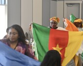 Avant de débuter, un membre de chacune des nations africaines a défilé dans la salle, fièrement, avec le drapeau de leur pays d'origine.  &mdash; PHOTO : Jean-Philippe Giroux