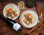 Un plat du restaurant le Caveau accompagné d'une bouteille de vin Nova Scotia Brut.  &mdash; PHOTO : Michelle Doucette, photographe de cuisine et de style vie à Halifax