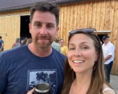 Kristen Martell et son mari, Jason, devant la Beech Hill Barn. &mdash; PHOTO : Kristen Martell