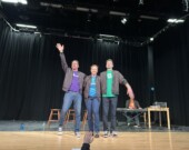 Les humoristes Vincent Poirier, Nadia Campbell et Jonathan Dion saluent la foule, après leur premier spectacle de la journée, le 5 mars, à l’École secondaire du Sommet, lors de la Semaine de l’éducation en français du CSAP.  &mdash; PHOTO : Margaux Paz Paredes