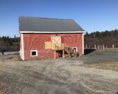 Ancienne grange avec le nouvel accès sur la gauche de la porte.  &mdash; PHOTO: Ariane Gleize