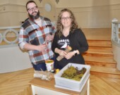 Simon Thibault et Denise Flynn tentent de faire revivre la pomme Belliveau dans la région. &mdash; PHOTO: Richard Landry