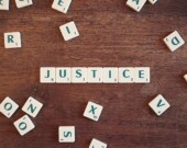 La langue demeure une barrière à l’accès à la justice. À cause du manque de personnel bilingue, l’offre active en français est souvent inexistante. Ces dernières années, des efforts d’embauche ont néanmoins été faits.  &mdash; Photo : CQF-avocat - Pixabay