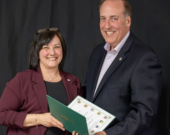 Le député d’Acadie-Annapolis Chris d’Entremont remet le prix de bénévole de l'année à Monette Boudreau, l’une des bénévoles ayant mérité ce prix.  &mdash; PHOTO: Shannon Nickerson