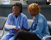 La discordance linguistique survient lorsqu’un patient ou une patiente n’est pas la même que celle du professionnel de la santé consulté.  &mdash; Photo : DC Studio sur Freepik