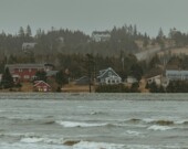 Face à l’érosion des côtes et à la montée des eaux, plusieurs communautés au Canada sont contraintes de repenser leur avenir et, dans certains cas, d’envisager la relocalisation pour assurer leur sécurité et préserver leur mode de vie.  &mdash; Photo : Jan Walter Luigi – Unsplash