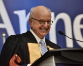 Arthur LeBlanc s’est adressé aux nouveaux diplômés de l’Université Sainte-Anne. &mdash; PHOTO: Richard Landry