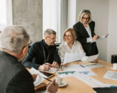 De plus en plus d’ainés repoussent l’âge de leur départ à la retraite ou reprennent un emploi après plusieurs années d’inactivité. Les chercheurs appellent les employeurs à changer leur regard et à les considérer comme une richesse. &mdash; Photo : Vlada Karpovich – Pexels