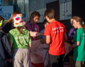 Les participants se rassemblent lors de la cérémonie de clôture des Jeux régionaux de la Nouvelle-Écosse pour abaisser le drapeau des Jeux pendant que joue Ave Maris Stella. &mdash; PHOTO: Shannon Nickerson
