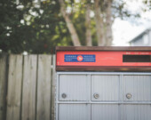 Dans son rapport, la Commission d’enquête sur les relations de travail chez Postes Canada recommande notamment la levée des moratoires sur la conversion vers des boites postales communautaires.  &mdash; Photo : Stephen Andrews, Unsplash