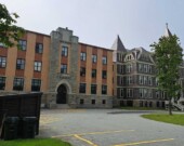Bâtiments d’entrée de l’Université Sainte-Anne, à Pointe-de-l’Église. &mdash; Photo : Jean-Marc Agator