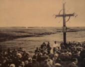 Bénédiction de la Croix de la Déportation à Hortonville, 1924. &mdash; PHOTO: parcs.canada.ca
