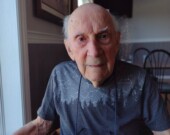 Joseph Édouard LeBlanc discute avec Margaux Paz Paredes de son cinquième et dernier livre, cette fois-ci autobiographique.  &mdash; PHOTO: de gracieuseté