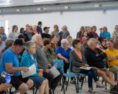 Les participants attendent le début de la journée portes ouvertes au Club de curling de Clare.   &mdash; PHOTO: Shannon Nickerson