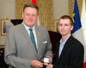 Samuel Gervais avec l'honorable Mike Savage.  &mdash; PHOTO: Facebook - École secondaire de Clare