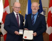 Lucien Comeau, lauréat du Prix d’excellence du lieutenant-gouverneur pour l’Acadie et la francophonie de la Nouvelle-Écosse de 2025, avec son prix.  &mdash; PHOTO: Office du lieutenant-gouverneur de la Nouvelle-Écosse