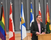 Michel Colette, directeur général du Conseil scolaire acadien provincial (CSAP), prononce un discours au centre communautaire de Pomquet.  &mdash; PHOTO: Jean-Philippe Giroux