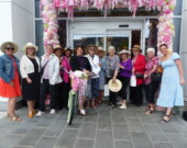 Une partie du groupe des ainées de Truro pose devant le restaurant où elles vont bruncher.  &mdash; PHOTO: Ariane Gleize
