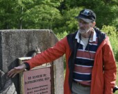 Le chercheur et auteur Mark Carter Borton présente le monument du gouvernement canadien dédié au moulin de Poutrincourt.  &mdash; PHOTO: Jean-Philippe Giroux