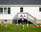 Avec une région en pleine effervescence dans le cadre du CMA 2024, de nombreuses maisons étaient décorées aux couleurs de l’Acadie, comme celle-ci, dans la région de Clare.  &mdash; PHOTO: Nicolas Jean
