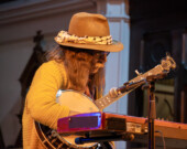 Tim D'Eon à la cloture du premier jour du festival Ultramarine. &mdash; PHOTO: Shannon Nickerson