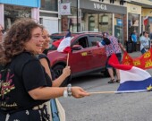 Un groupe de jeunes femmes au tintamarre du CMA 2024, tenu à Yarmouth.  &mdash; PHOTO: Sandrine Mounier