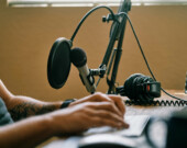 En contexte linguistique minoritaire, les balados jouent un rôle particulier à l’égard du français. Ils mélangent les variétés de langue, abattant au passage préjugés et frontières.  &mdash; Photo : Kit (formerly ConvertKit), Unsplash