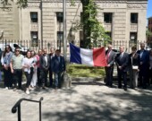 Les personnes présentes lors du lever de drapeau de France, à l’Assemblée législative de la Nouvelle-Écosse, en l’honneur de la Fête nationale française.  &mdash; PHOTO: Jean-Philippe Giroux