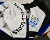 Les vêtements officiels de la délégation néoécossaise des Jeux de la francophonie canadienne, en route vers Laval, au Québec.  &mdash; PHOTO: Jean-Philippe Giroux