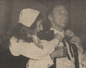 L’Évangéline (Yvette Gaudet) habille le premier ministre Pierre Trudeau, en 1975, en costume acadien.  &mdash; PHOTO: Archives du Courrier