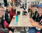 Les Jeux de la francophonie canadienne ont réuni des jeunes d’expression française de partout au pays, du 15 au 19 juillet 2025, à Laval, au Québec. Ici une partie de la délégation albertaine avec Astrid, Sophie, Taisia, Joséphine, Mathis et Justin. &mdash; Photo : Camille Langlade – Francopresse