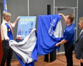 Tim Houston, premier ministre, et Colton LeBlanc, ministre et député d’Argyle, ont eu l’honneur de dévoiler les affiches du Mois du patrimoine acadien 2025.  &mdash; Crédit : Jean-Philippe Giroux 