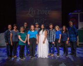 La troupe de La Voix de la Mer sur scène.  