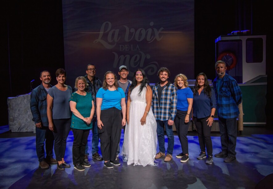 La troupe de La Voix de la Mer sur scène.  