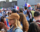 Tintamarre du Congrès mondial acadien 2024, au centre-ville de Yarmouth. &mdash; Crédit: Johnsly Ira, archives.