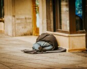 Une personne qui dort dans une rue. 
 &mdash; Crédit: Jon Tyson - Unsplash. 