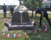 Les participants à la fête commémorative ont été invités à déposer des roses représentant les différents lieux où les Acadiens se sont retrouvés après la Déportation. &mdash; Crédit: Richard Landry