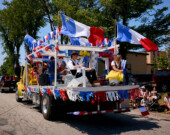Les chars allégoriques au gros défilé du 70e Festival acadien de Clare. &mdash; Crédit: gracieuseté du Festival acadien de Clare 