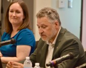 Le président de la Commission de délimitation des circonscriptions électorales, Kenneth Deveau, devant la foule, le 23 juillet, au Canton culturel de Chéticamp, où a eu lieu l’une des trois rencontres publiques.  &mdash; Crédit : Daniel Aucoin
