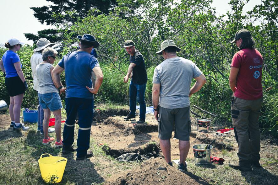 À la découverte des origines de l’Acadie à LaHave une fouille — free download