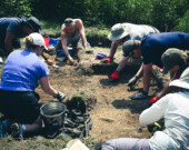 Bénévoles et étudiants en archéologie procédant aux fouilles archéologiques se déroulant au musée Fort-Point, le samedi 9 aout, à LaHave, sur la Rive-Sud de la Nouvelle-Écosse. &mdash; Crédit: Nicolas Jean 