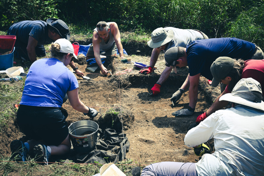 Bénévoles et étudiants en archéologie procédant aux fouilles archéologiques se déroulant au musée Fort-Point, le samedi 9 aout, à LaHave, sur la Rive-Sud de la Nouvelle-Écosse. &mdash; Crédit: Nicolas Jean 